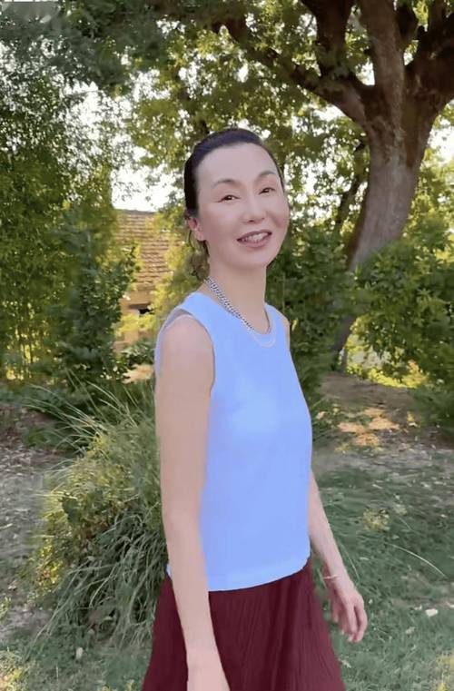 小红书涨粉平台_张曼玉小红书入驻 粉丝破百万 老牌明星社交平台转型